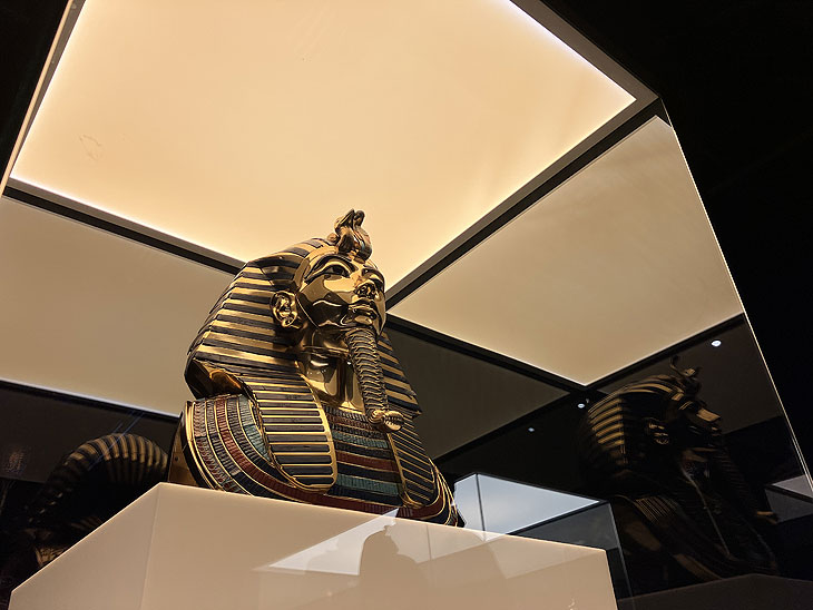 Die Goldene Maske darf auch nicht fehlen beii „Tutanchamun“ - das immersive Ausstellungserlebnis seit 09.10.2024 – im UTOPIA - The Happening Place an der Heßstraße (©Foto: Marikka-Laila Maisel) 